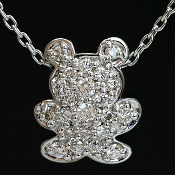 クマのダイヤモンドペンダント〈タイニー・ベア〉（チェーン付き