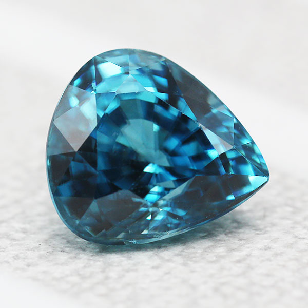 ブルージルコン ペアシェイプ 4.87ct 限定1個※こちらのルースを使用してのカスタマイズもお受けできます。  ローズカットダイヤ・カラーストーンのオーダージュエリー ベーネベーネ