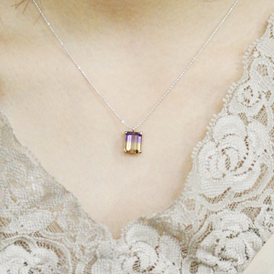 ルースを選べる！ 9×7mmの大粒が胸もとで映える！ アメトリン