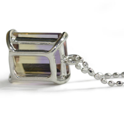 ルースを選べる！ 9×7mmの大粒が胸もとで映える！ アメトリン