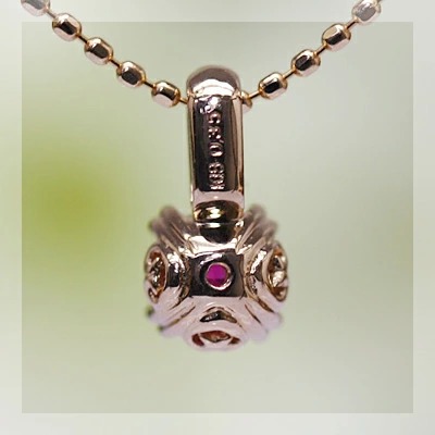 ミャンマー産ルビー 4ミリツタの葉モチーフデザインペンダントトップ