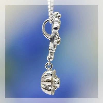 SIクラスのダイヤモンド8石で魅せる フラワーモチーフ ペンダント