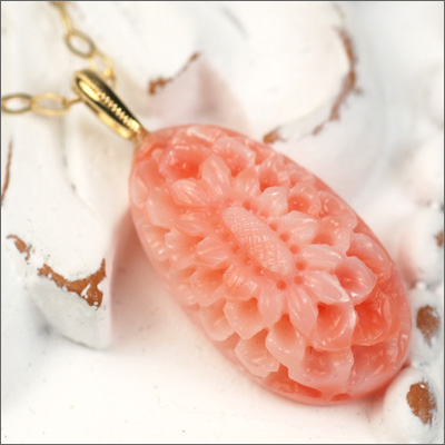 雫に映ったダリアの深海珊瑚ペンダントトップ PT900 K18 K10対応