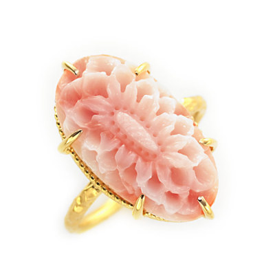 ���ɉf�����_���A�̐[�C�X�胊���O